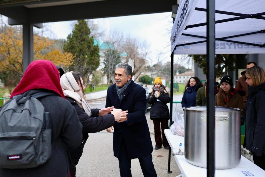 Gemlik Belediyesi’nden Sıcak Çorba İkramı
