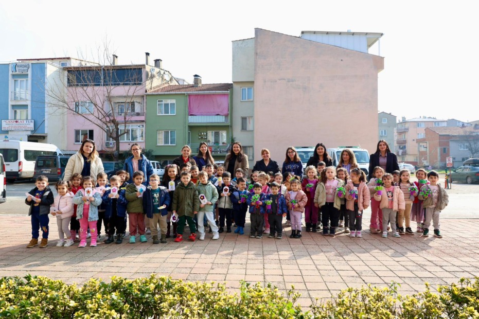 Gemlikli Miniklerden 8 Mart Kadınlar Günü Kutlaması