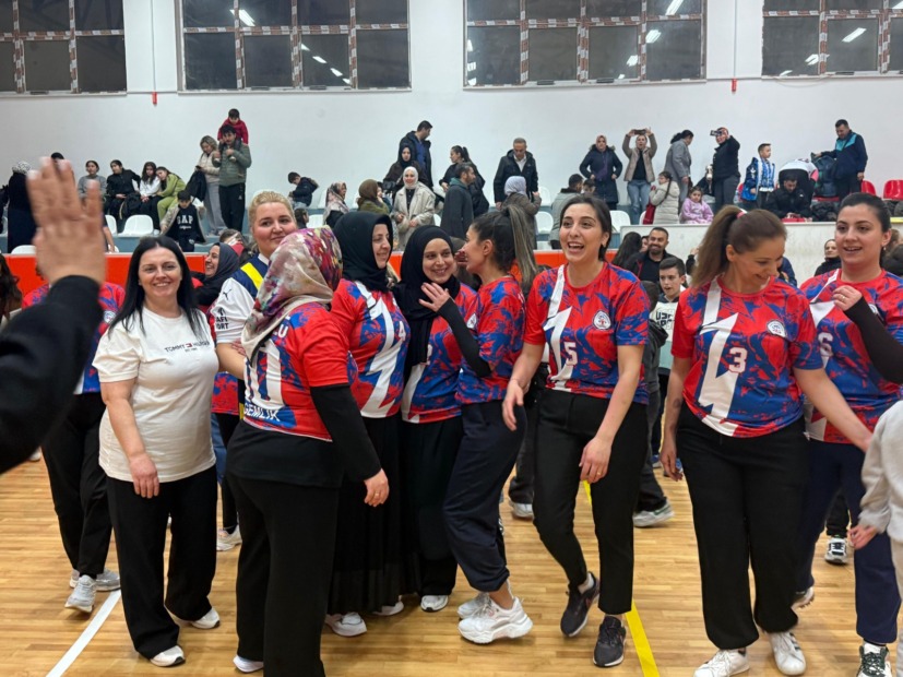 ÇOCUKLAR TRÜBÜNDE ANNELER SAHADA