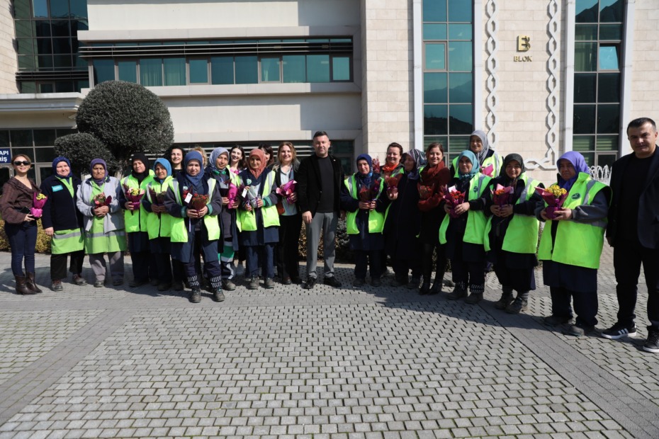 BÜYÜKŞEHİR’DEN KADIN ÇALIŞANLARA ÇİÇEK JESTİ