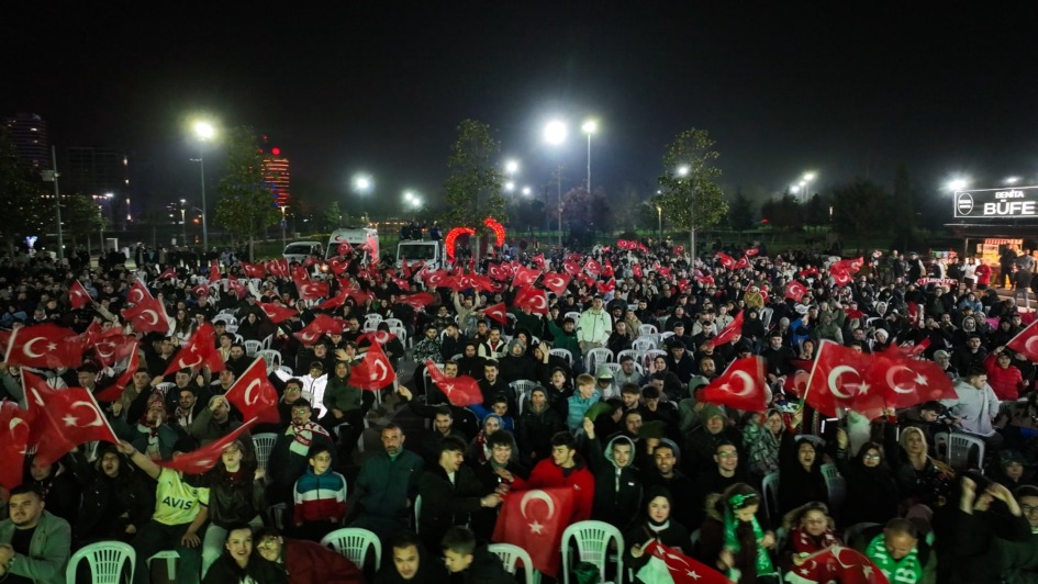 BURSA’DA DEV EKRANDA MİLLİ COŞKU