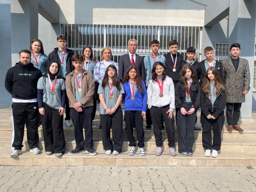 Bursa’yı Bölge Finallerinde Temsil Edecek Öğrencilerden İlçe Milli Eğitim Müdürü Uluğ’a Ziyaret