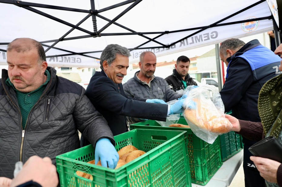 Gemlik Belediyesi’nden İftar Öncesi Ramazan Pidesi İkramı (Videolu Haber)