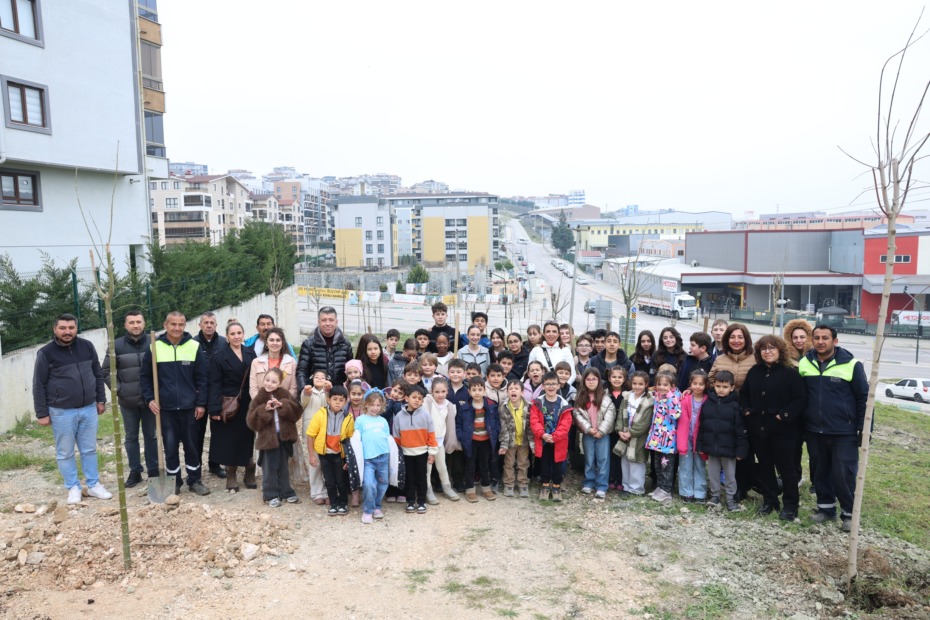 Nilüfer’de minikler doğa için fidan dikti