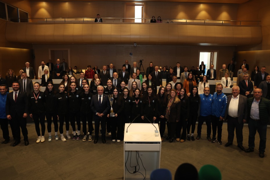 Nilüfer’in genç sporcuları başarılarını belediye meclisinde paylaştı