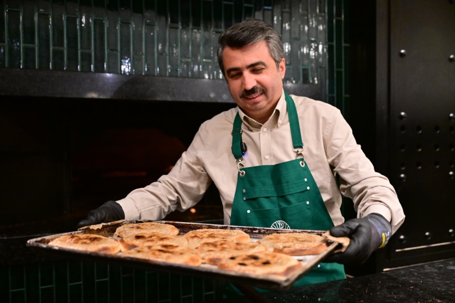 BAŞKAN YILMAZ ÖNCE PİŞİRDİ SONRA İKRAM ETTİ