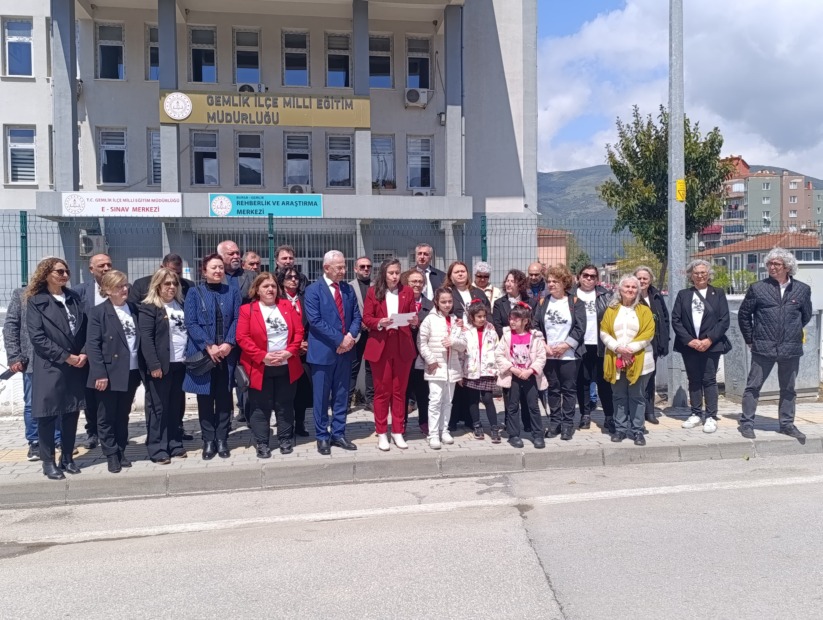 CHP’LİLER İLÇE MİLLİ EĞİTİM MÜDÜRLÜĞÜ ÖNÜNDE BASIN AÇIKLAMASI YAPTI