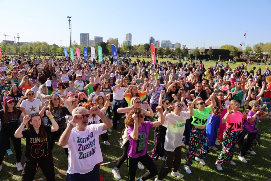 BURSA’DA DÜNYA DANS GÜNÜNÜ ZUMBA YAPARAK KUTLADILAR