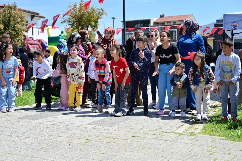 Gemlik’te 23 Nisan Coşkusu: Çocuklar Bayramın Tadını Doyasıya Çıkardı