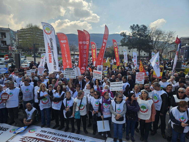 EMEKLİLER SEYYANEN ZAM VE DEMOKRASİ İSTEDİ