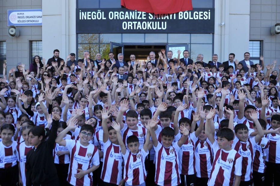 OSB ORTAOKULUNDA 1.100 ÖĞRENCİYE İNEGÖLSPOR FORMASI DAĞITILDI