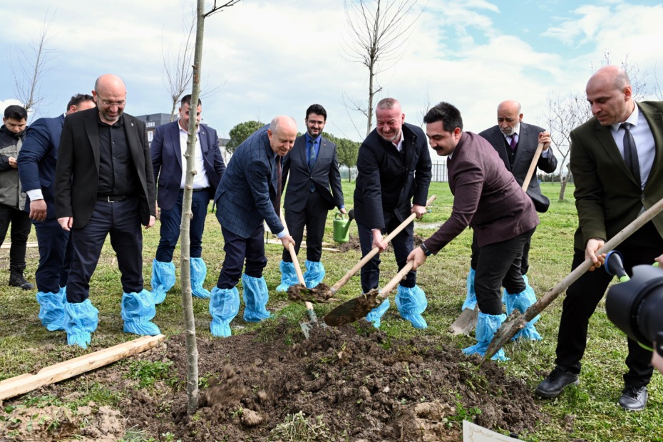 KARACABEY’DE BURSA’NIN FETHİ’NİN 700. YILI ANISINA FİDANLAR TOPRAKLA BULUŞTU