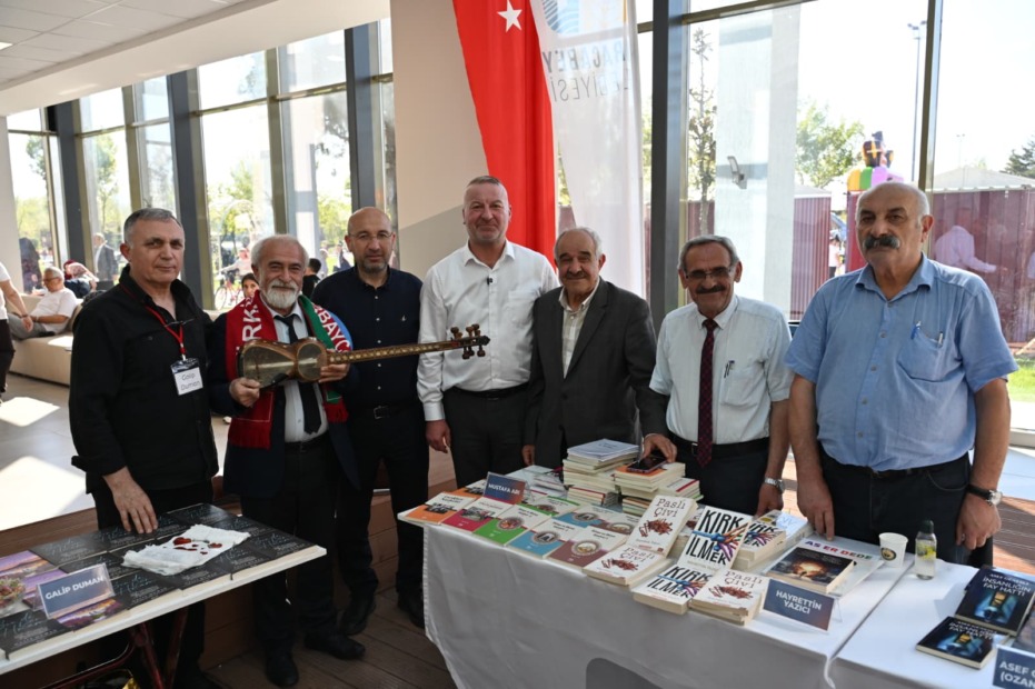 KARACABEY KİTAP GÜNLERİ TÜM HIZIYLA SÜRÜYOR