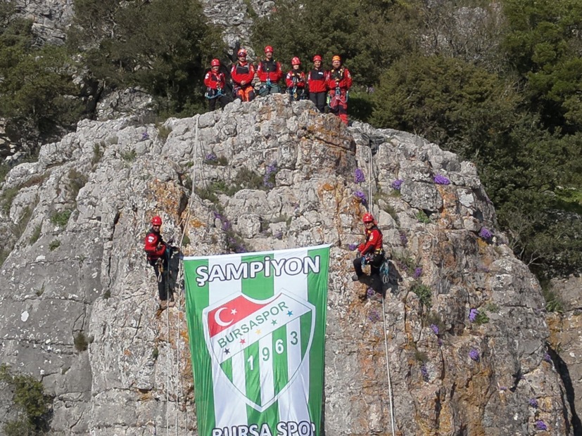 BURSAPOR BAYRAĞI ERİCEK’İN ZİRVESİNDE