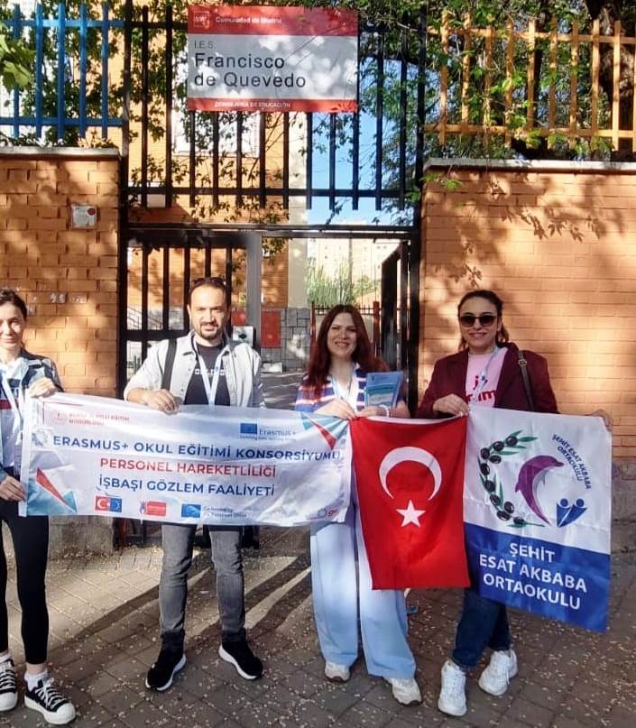 Şehit Esat Akbaba Öğretmenlerinden Madrid’de Türk Rüzgarı