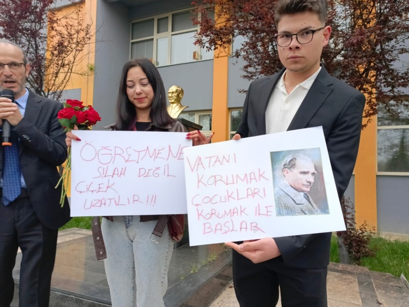 Öğretmen ve öğrenciler çiçeklerle karşılandı