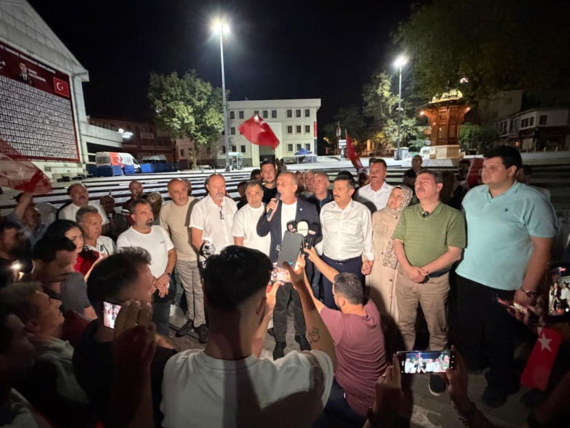 BURSA GECE YARISI “SELÇUK TÜRKOĞLU YALNIZ DEĞİLDİR” SLOGANLARIYLA İNLEDİ!