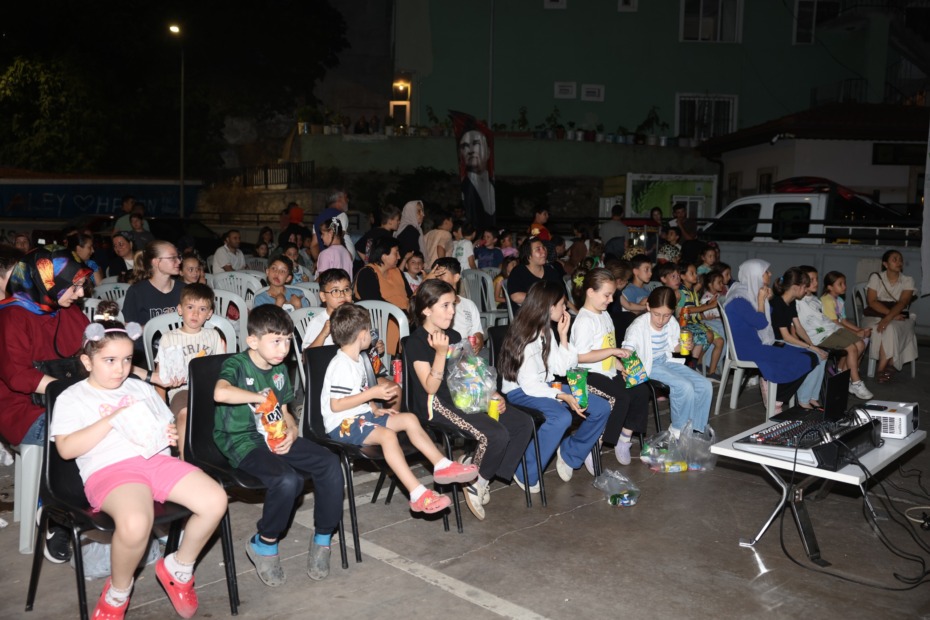 Mollafenari’de Sinema Perdesi Çocuklar İçin Açıldı