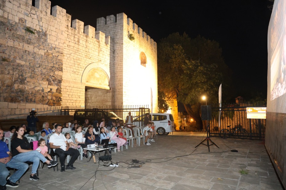 Osmangazi’de Sinema Keyfi Tarihi Surların Gölgesinde Yaşandı